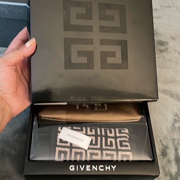 Givenchy cosmetics pouche and a wash towels comes in a set as a gift. Preloved - Picture 10 of 10